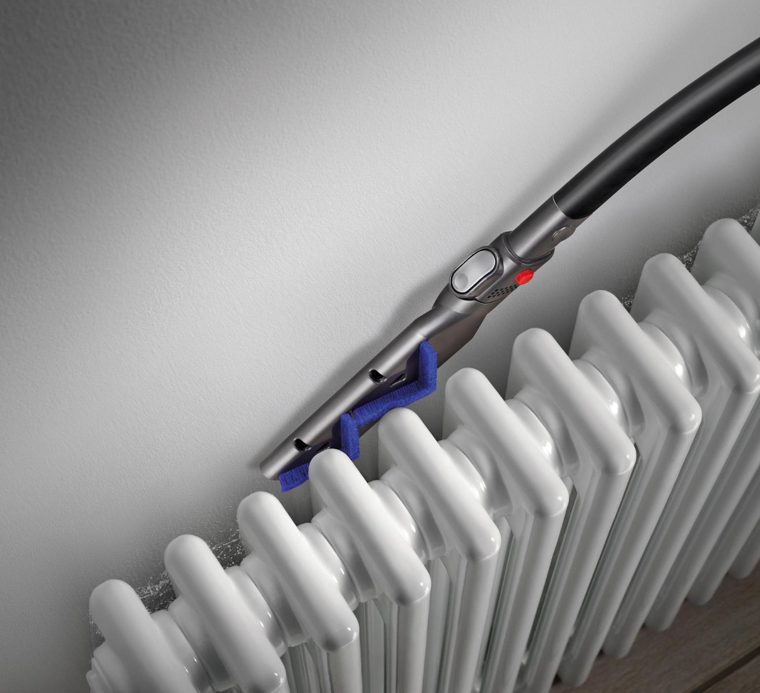 Reach under borstel achter radiator