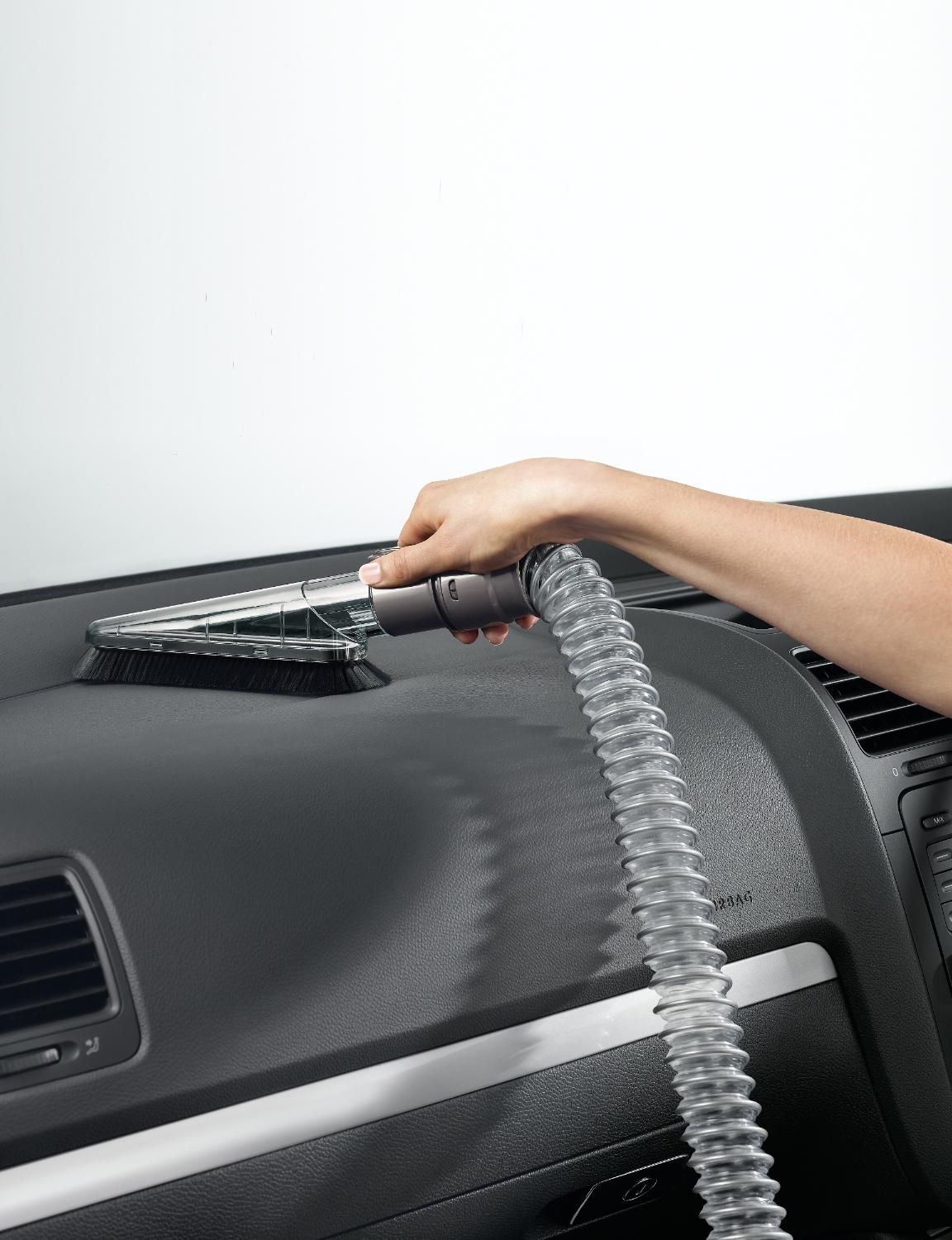 Brosse douce et rallonge flexible sur le tableau de bord d’une voiture