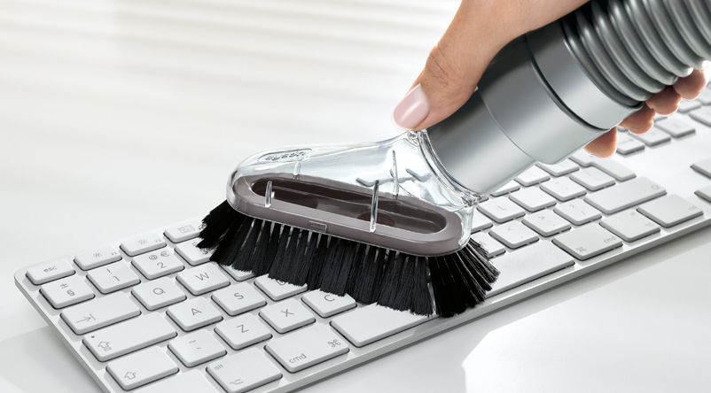 Accessoire de précision Dyson utilisé pour nettoyer la poussière entre les touches d’un clavier Apple
