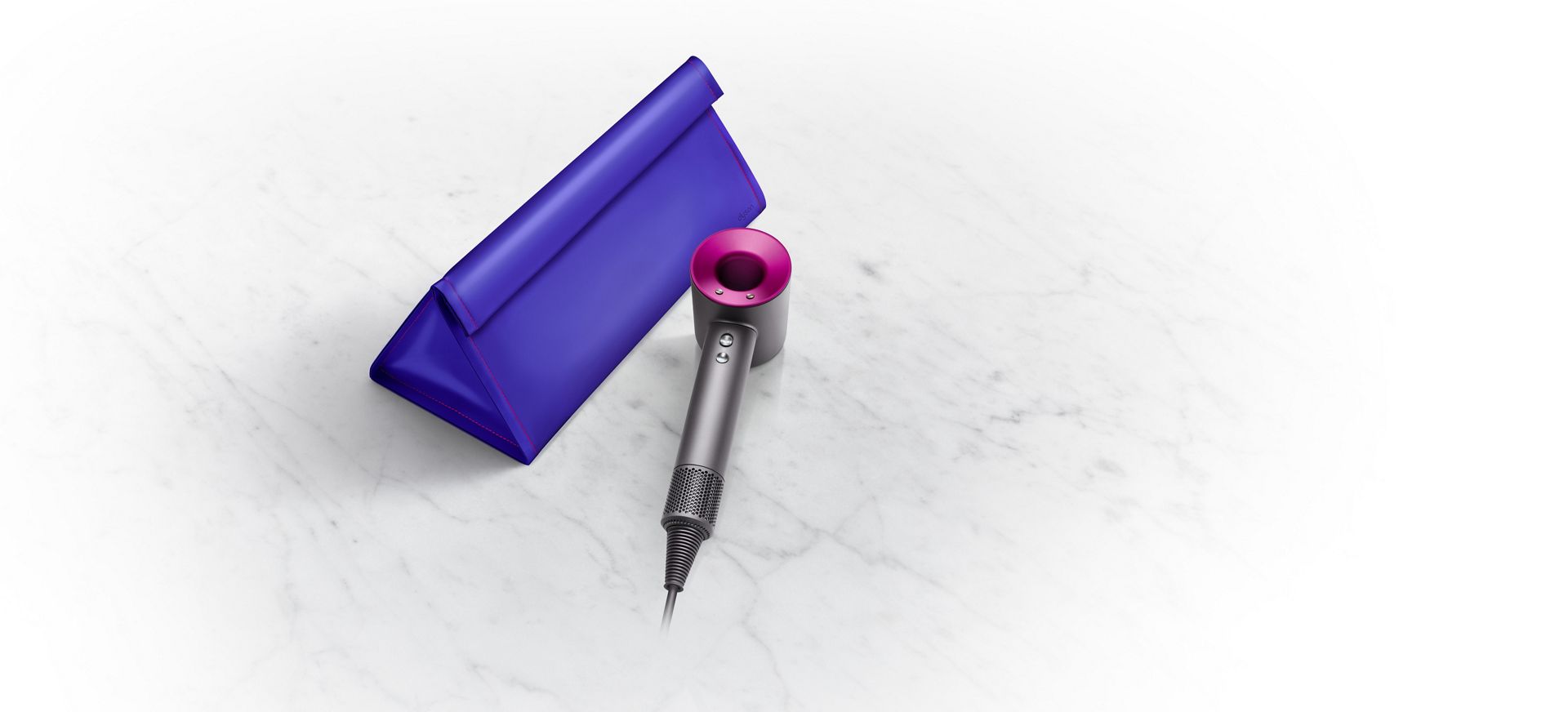 Bolsa de arrumação azul-cobalto com o secador de cabelo Dyson Supersonic™