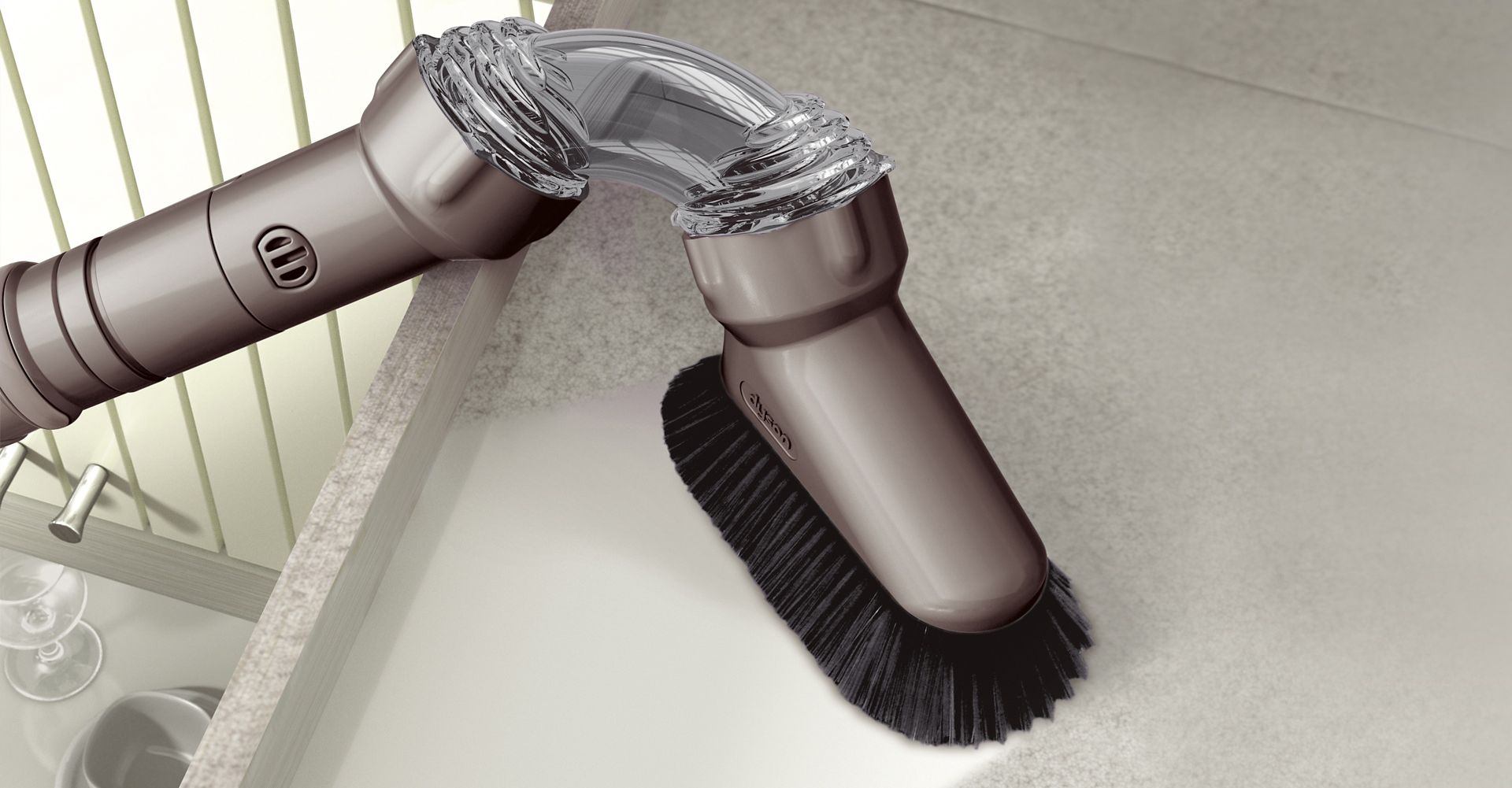 Utilisation de la brosse à plusieurs angles d’inclinaison sur le dessus des armoires de cuisine