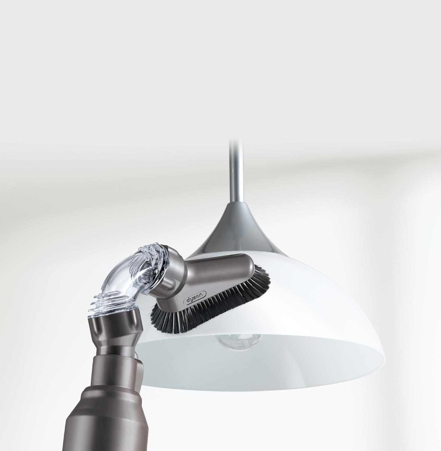 Brosse à plusieurs angles d’inclinaison utilisée sur un abat-jour de lampe