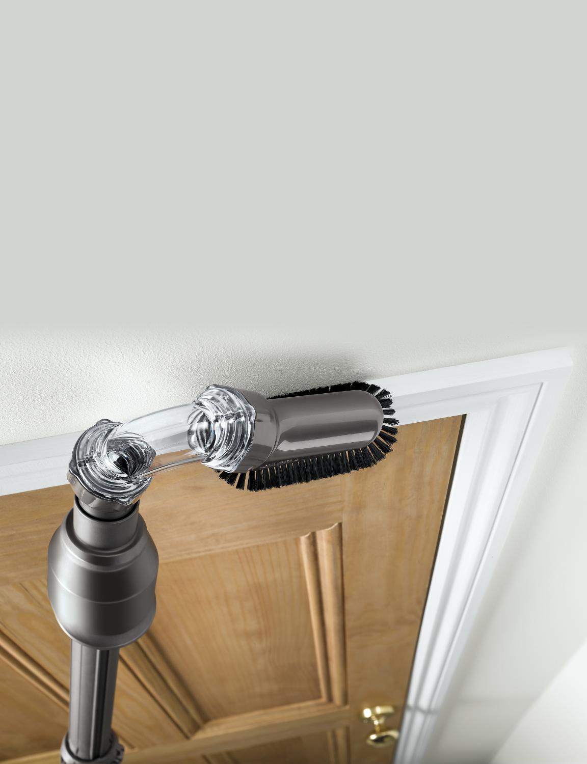 Brosse à plusieurs angles d’inclinaison utilisée en haut d’un cadre de porte