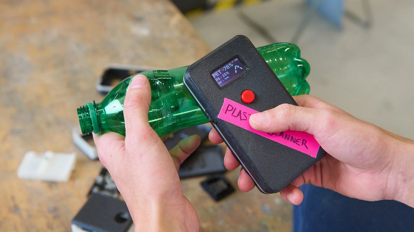 The Plastic Scanner scans a plastic bottle. The Plastic Scanner scans a plastic bottle.