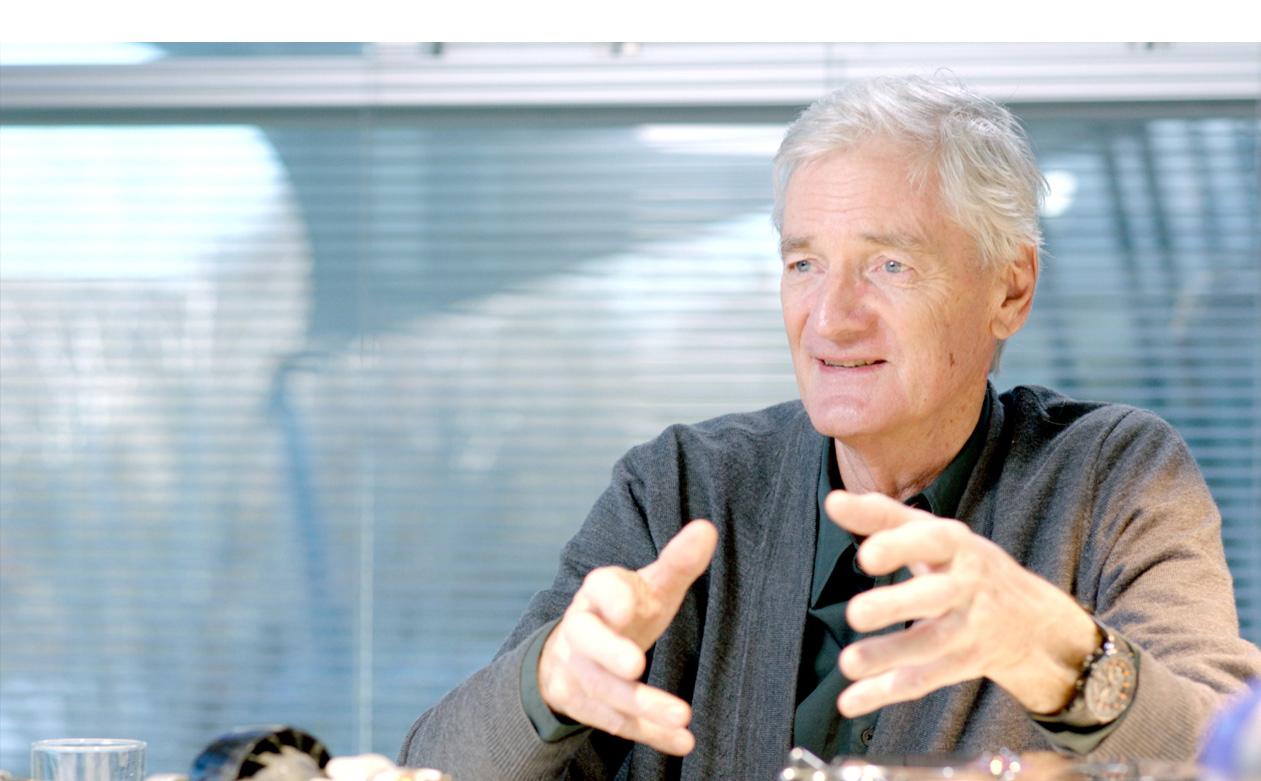 James Dyson nel suo ufficio