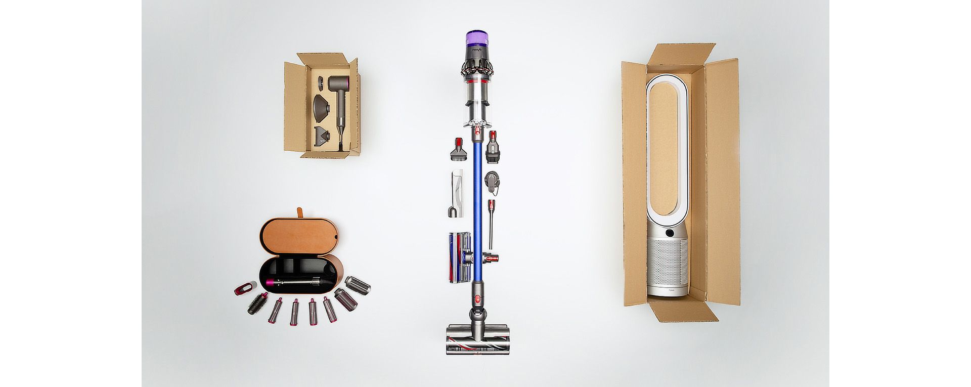 Dyson Staubsauger und Teile sind um ihre Verpackung herum angeordnet.