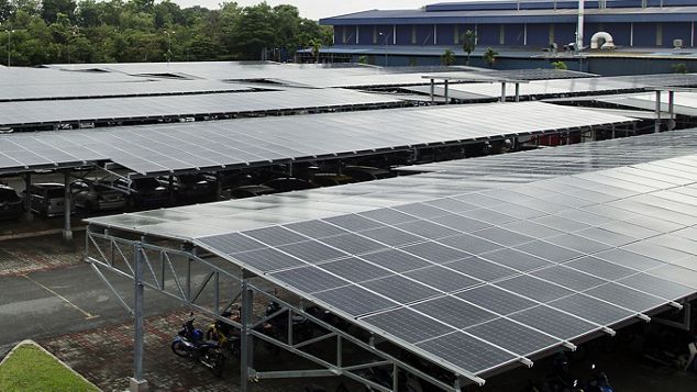 Solarkollektoren über einem unserer Parkplätze.