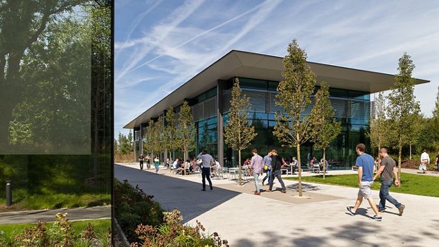 Personen, die über den Campus in Malmesbury gehen.