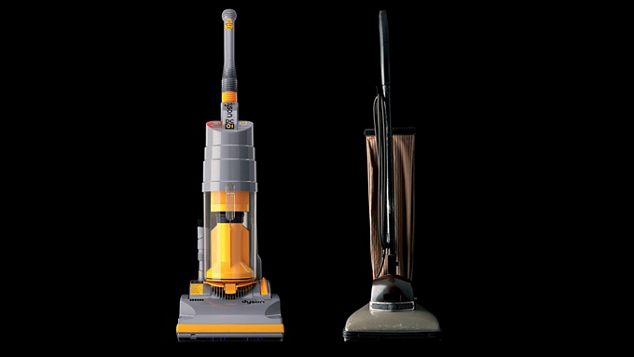 Ein Dyson Bürststaubsauger neben einem Staubsaugerbeutel.