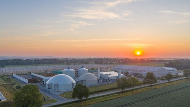 Die Dyson Farm aus der Ferne bei Sonnenuntergang.