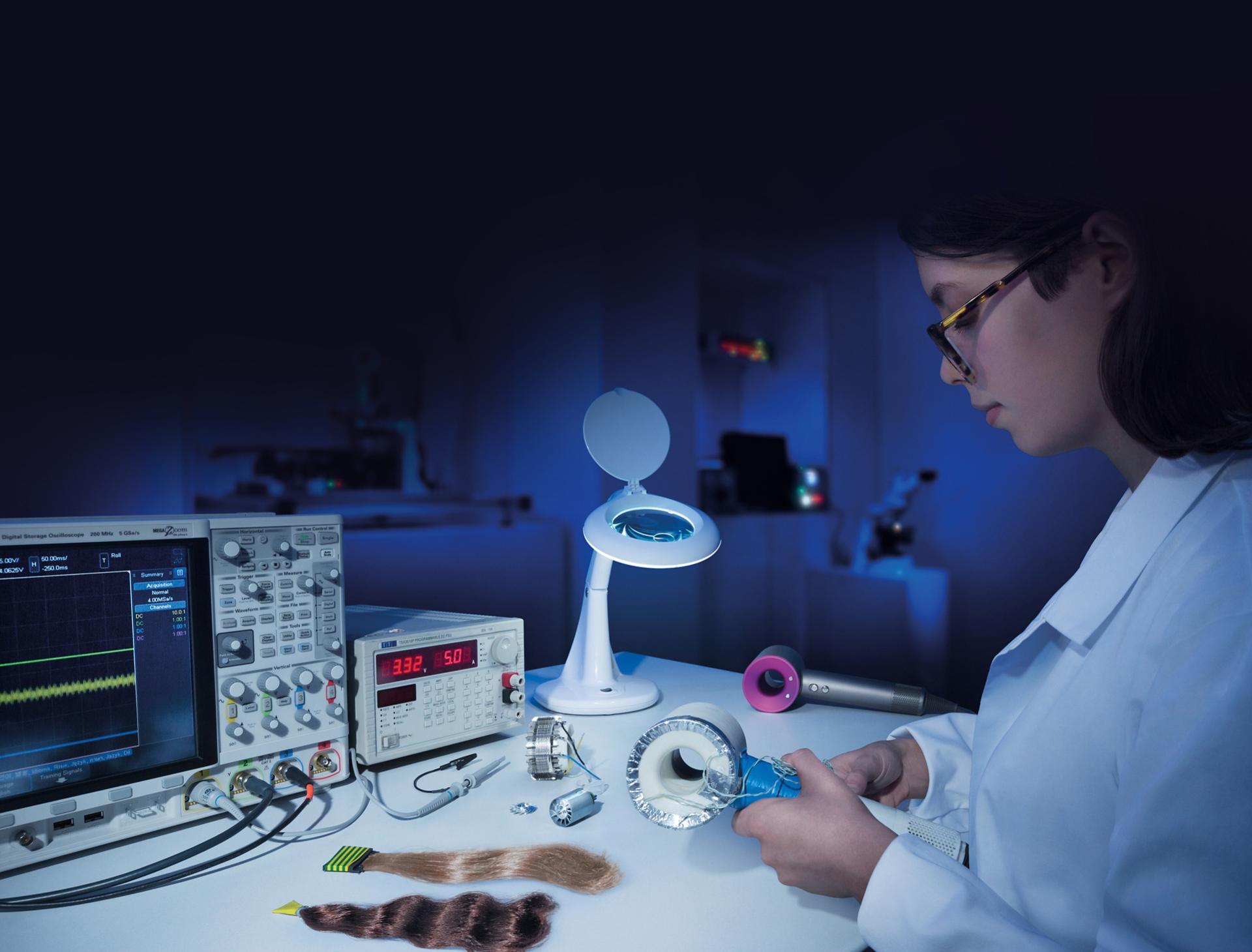 Laboratuvarda bir Dyson mühendisi