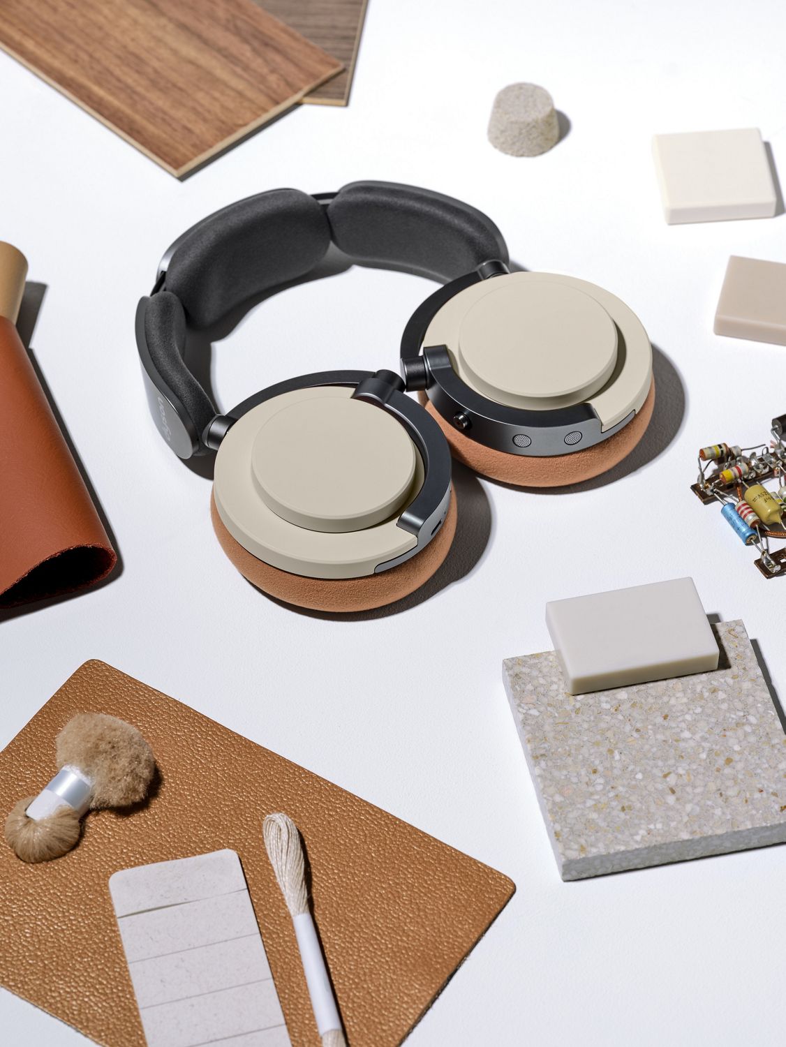 Kopfhörer liegen auf einem hellen Untergrund.