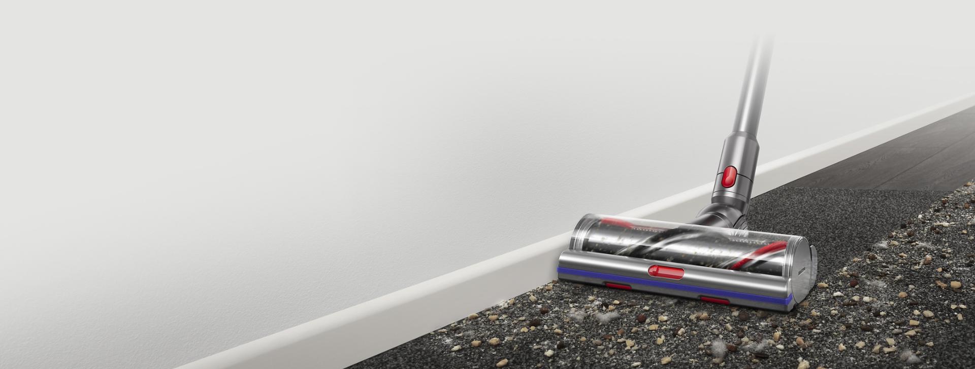 Inteligentní podlahová hubice Digital Motorbar s technologií proti namotávání vlasů vysávající mezi hladkou podlahou a kobercem.