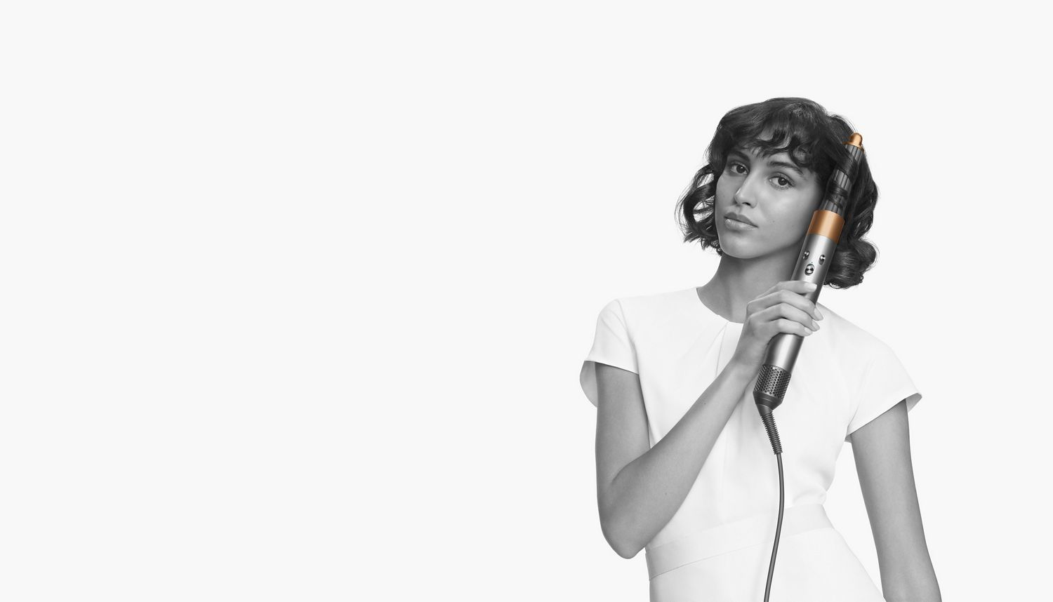 Mannequin se coiffant avec le séchoir coiffant Dyson Airwrap