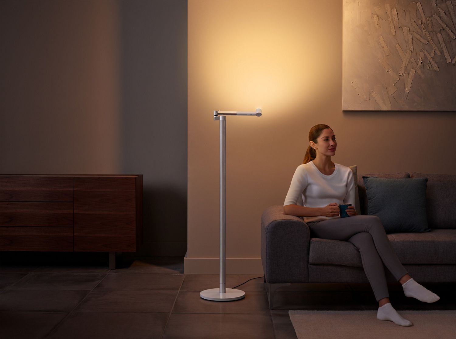 Le lampadaire sur pied Solarcycle Morph dans le salon
