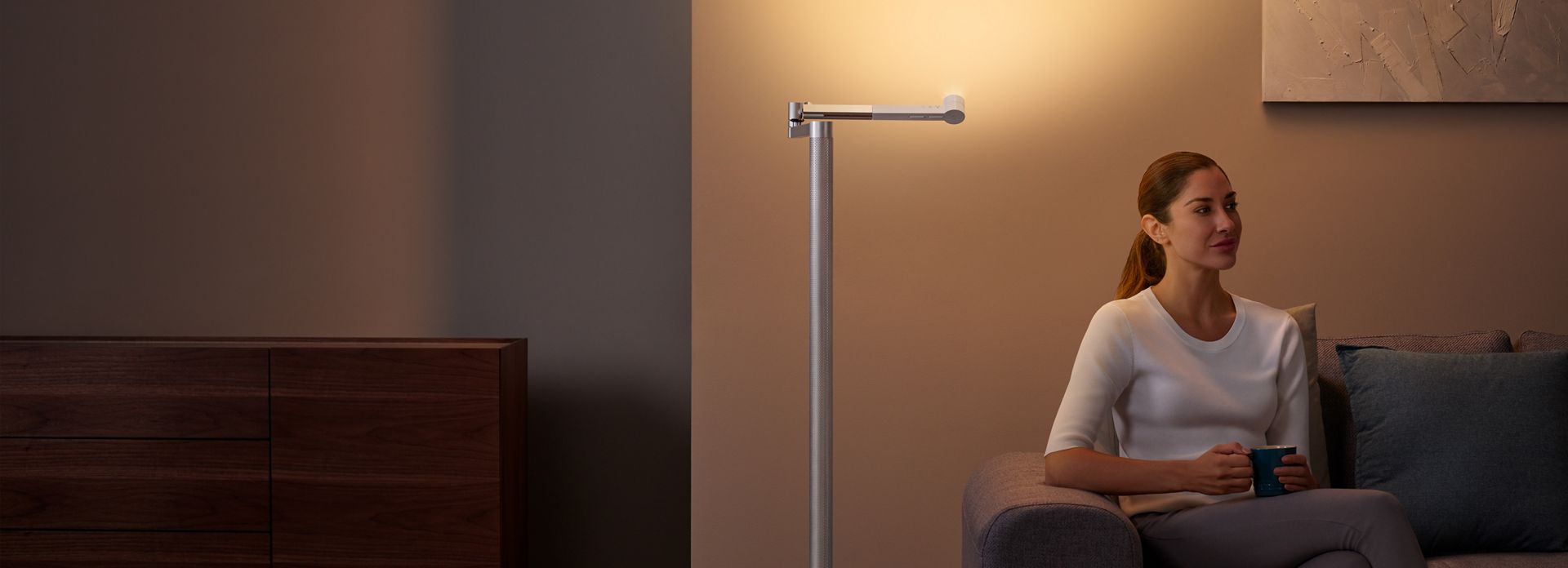 Le lampadaire sur pied Solarcycle Morph dans le salon
