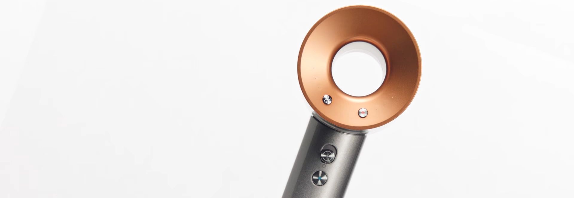 Model kreiert Locken mit dem Dyson Airwrap Multi-Haarstyler