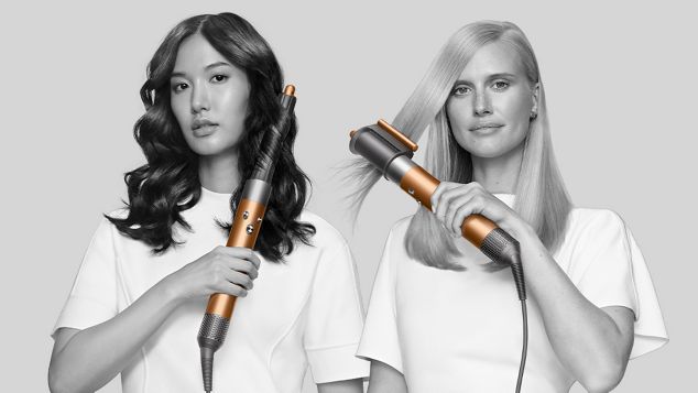 Ein Model verwendet den Dyson Airwrap™ Haarstyler
