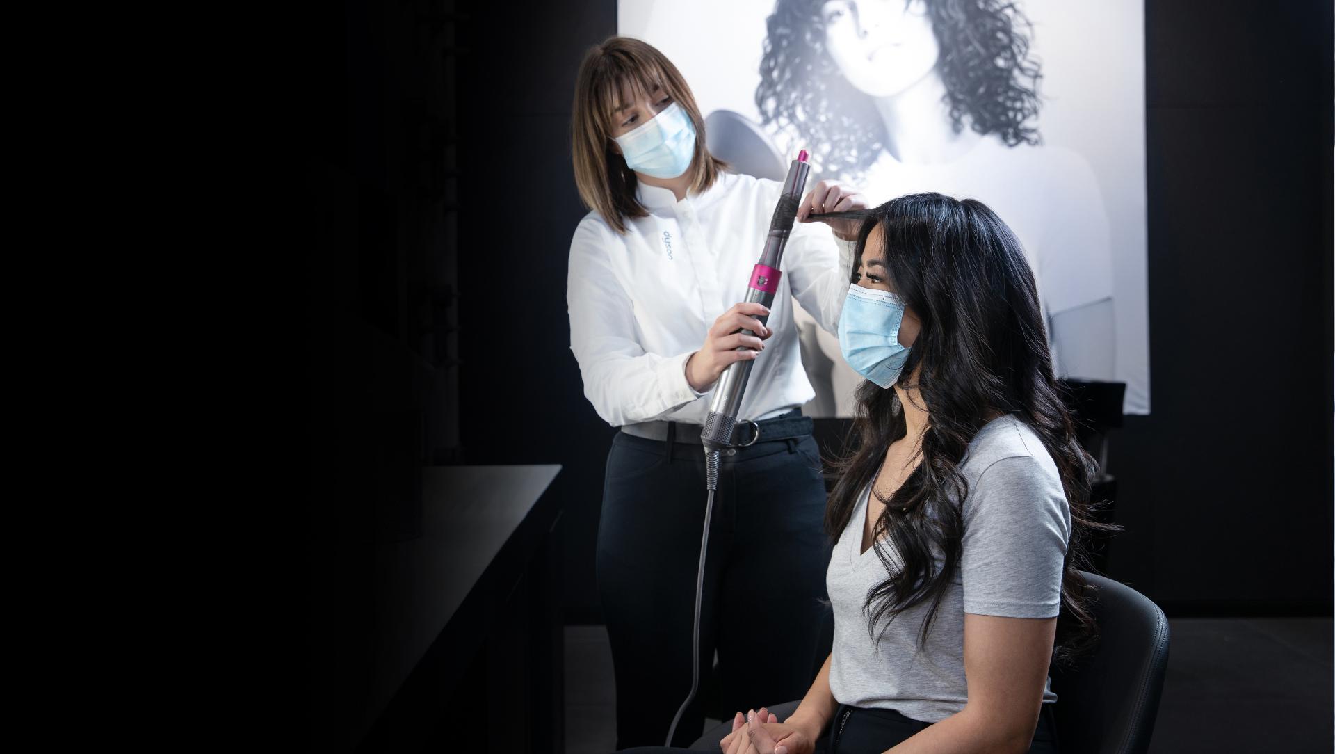 Expert peinado el cabello de una mujer con el estilizador Dyson Airwrap