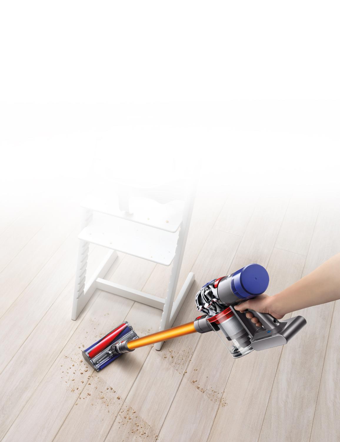 Frau saugt einen Teppich mit dem Dyson V8 kabellosen Staubsauger