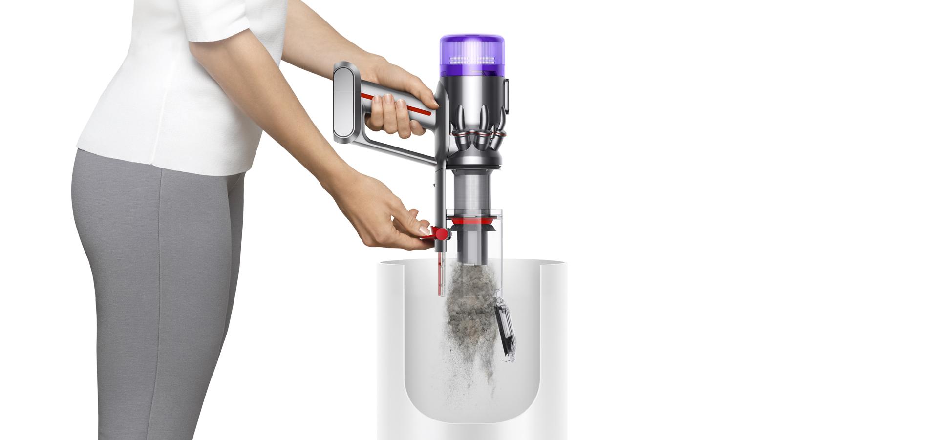 المكنسة المحمولة Dyson Humdinger أثناء تفريغها في صندوق نفايات
