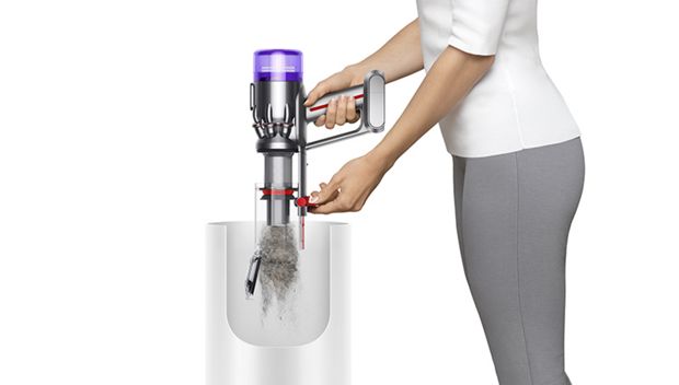 سيدة تُفرغ مكنسة Dyson Humdinger 1.33kg في صندوق النفايات