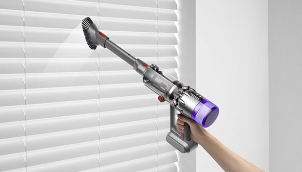 مكنسة Dyson Humdinger أثناء استخدامها في تنظيف أغطية النوافذ