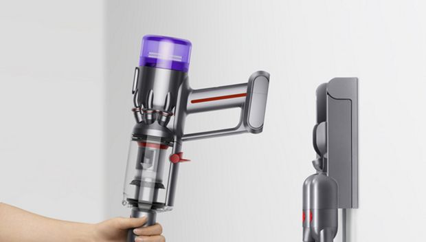 المكنسة المحمولة Dyson Humdinger أثناء تعليقها في وحدة الإرساء الجدارية