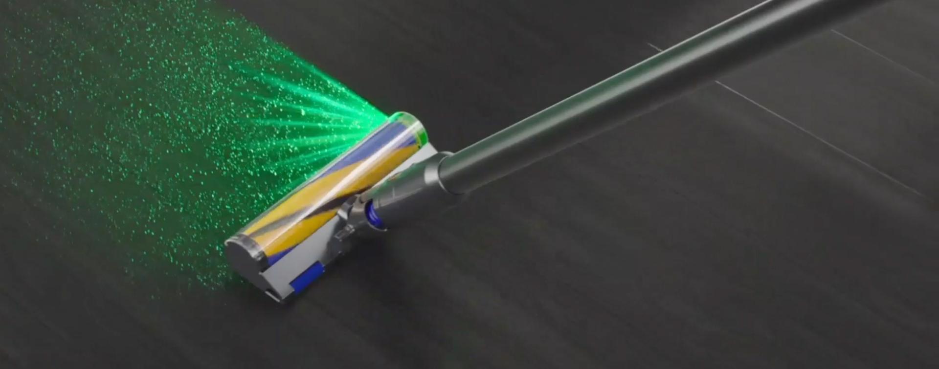 Vysávač Dyson V15 Detect s podsvietenou podlahovou hubicou, zobrazuje veľkosť detegovaných prachových častíc