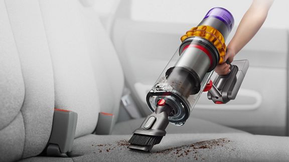 Dyson V15 Détect nettoie le siège de la voiture