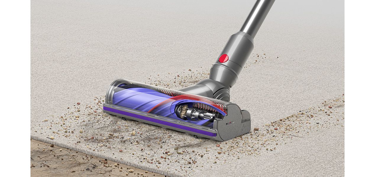 Vrouw die de vloer reinigt met de Dyson Cyclone V10 stofzuiger