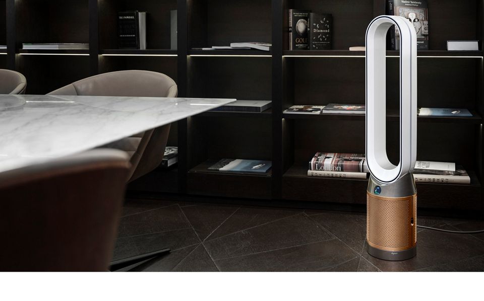 Dyson Luftreiniger auf einem Tisch in einem Hotelzimmer