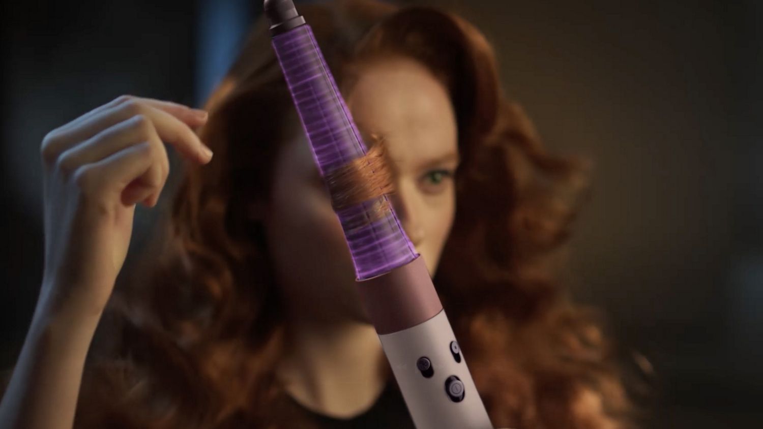 Front-on view of a woman curling her hair with the the Dyson Airwrap ID.