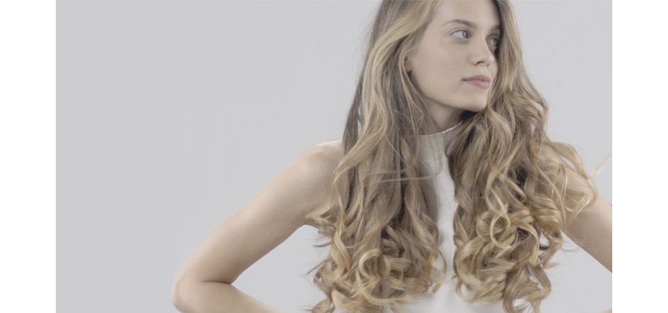 Frau mit Echten Locken