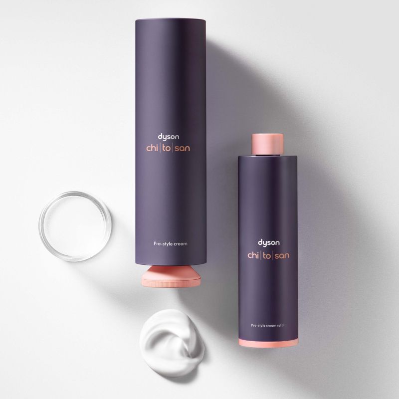 Deux produits pour cheveux Dyson Chitosan sur un fond blanc