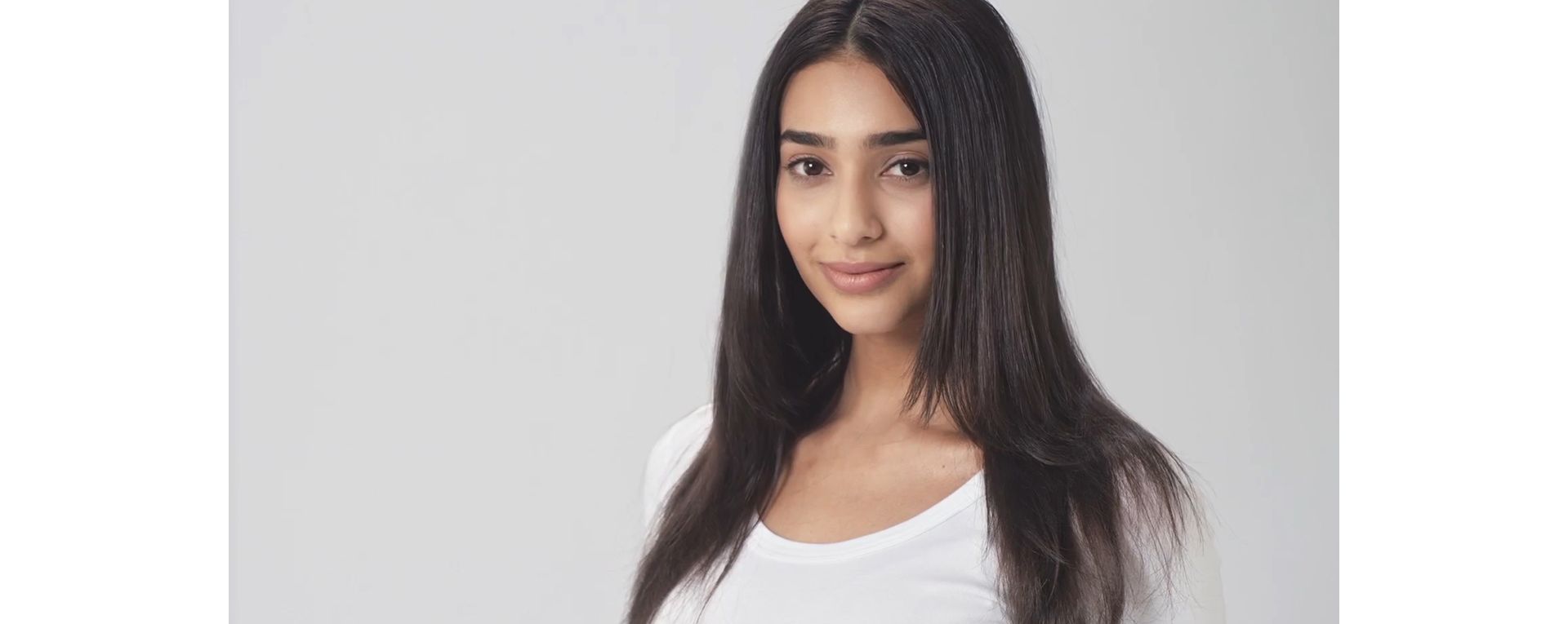 Model, deren Haare mit dem Dyson Supersonic r gestylt wurden. Blowout mit S-Wellen.
