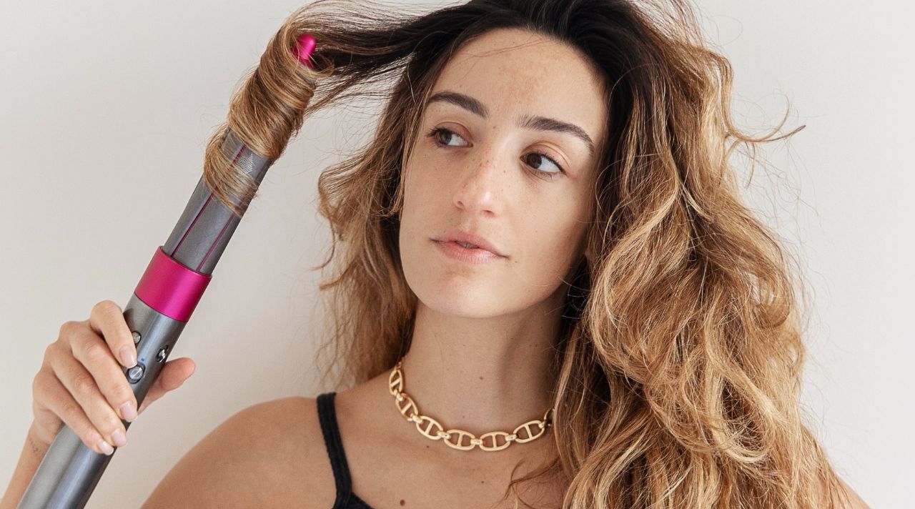 Kenza Sadoun el Glaoui, France utilisant le Dyson Airwrap™